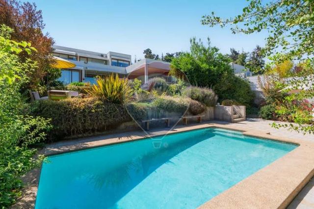 Casa con jardín, piscina y quincho , la reina