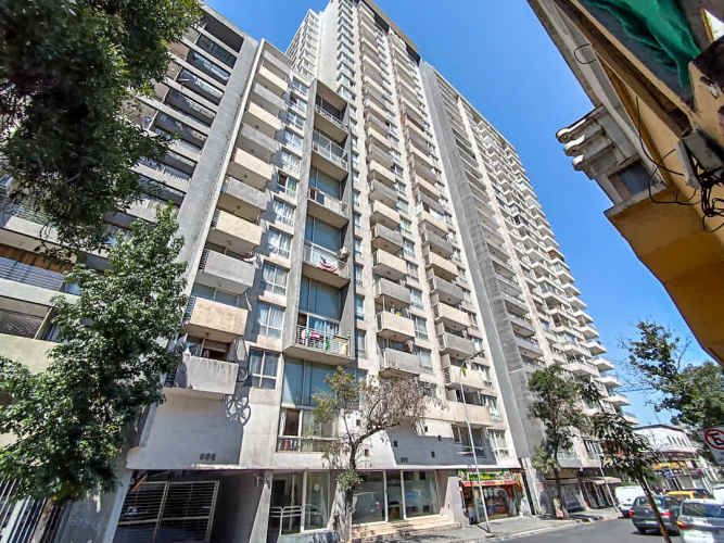 Tarapacá 876 (1 Bod) [93-1]