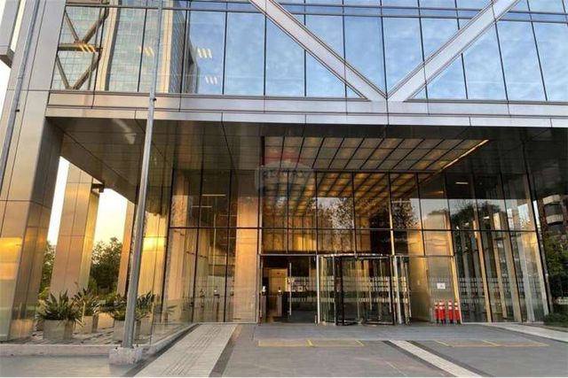 Oficina en nueva las condes semi amoblada