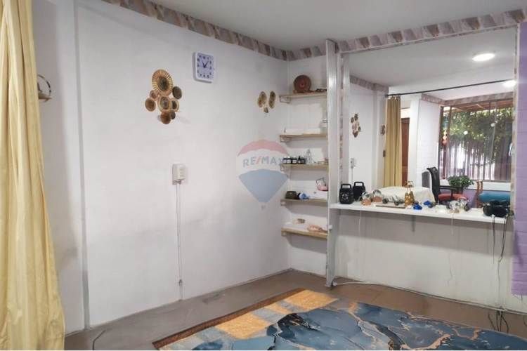 Casa con espacio comercial (comida rápida)