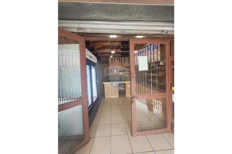 Casa con espacio comercial (comida rápida)