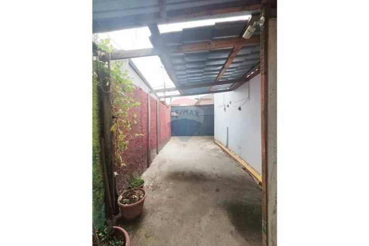 Casa con espacio comercial (comida rápida)