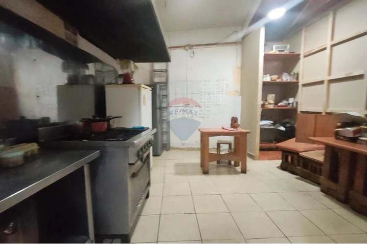 Casa con espacio comercial (comida rápida)