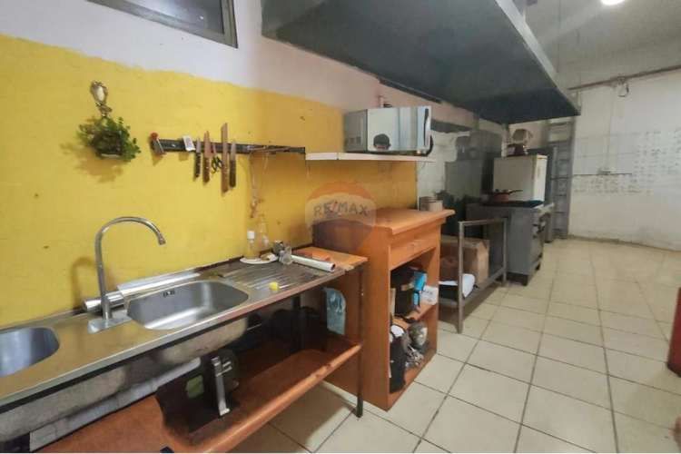 Casa con espacio comercial (comida rápida)