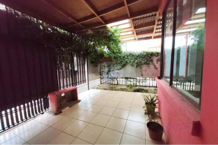 Casa con espacio comercial (comida rápida)