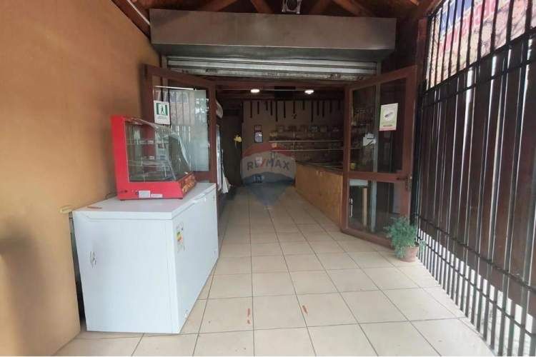 Casa con espacio comercial (comida rápida)