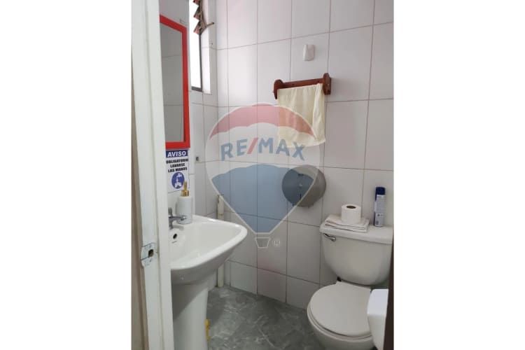 Casa con espacio comercial (comida rápida)