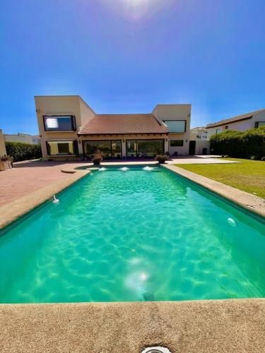 En venta amplia y moderna casa, Serena Golf