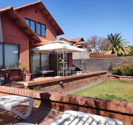 Casa con vista ,  con quincho y amplio jardín (137860)