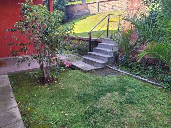 Casa con vista ,  con quincho y amplio jardín (137860)