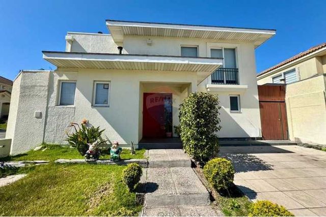 Renovada casa en condominio