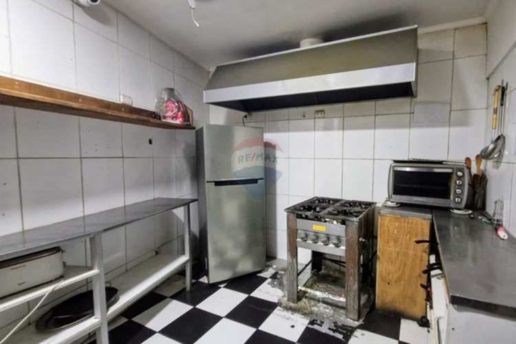 Hotel y local a pasos del metro santa lucía