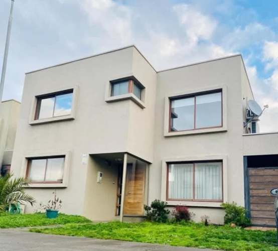 SE ARRIENDA HERMOSA CASA CONDOMINIO PEUMAYEN