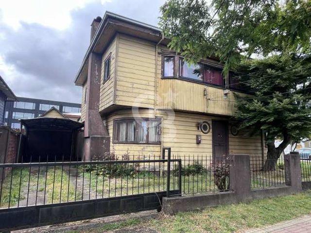 Casa de 2 pisos, Excelente Ubicación.