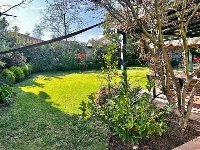 OPORTUNIDAD! VENTA CASA ESTILO PROVENZAL IMPECABLE, 3D + SERVICIO + TERRAZA + QUINCHO, ¡A PASOS DEL COLEGIO SAN JOSÉ Y VERBO DIVINO!