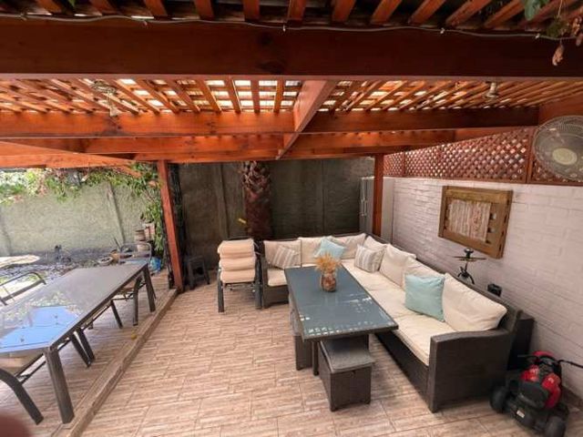 Casa en venta c/ estacionamiento en Nueva Las Condes