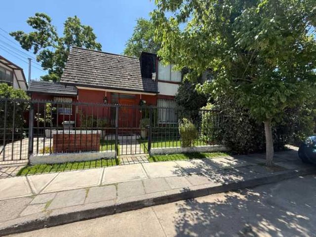 Casa en venta c/ estacionamiento en Nueva Las Condes