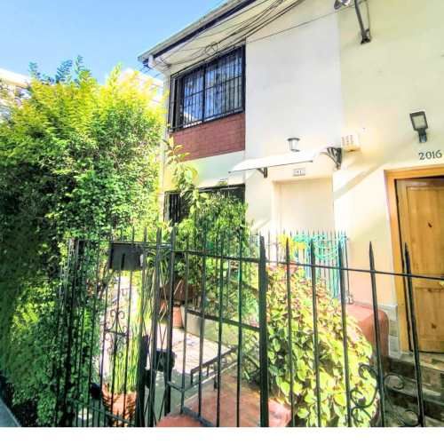 EXCELENTE PROPIEDAD DE DOS PISOS, EN BARRIO UNIVERSITARIO.