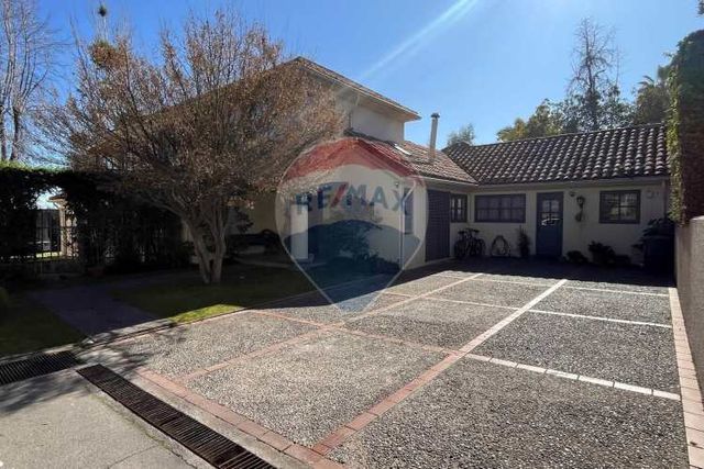 Amplia casa familiar en condominio – la reina alta