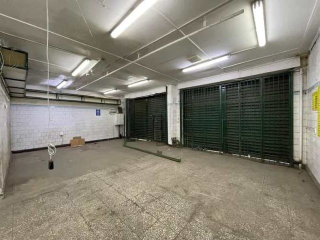 LOCAL COMERCIAL LOCAL COMERCIAL DE GRANDES DIMENSIONES PARA LA VENTA Y ARRIENDO