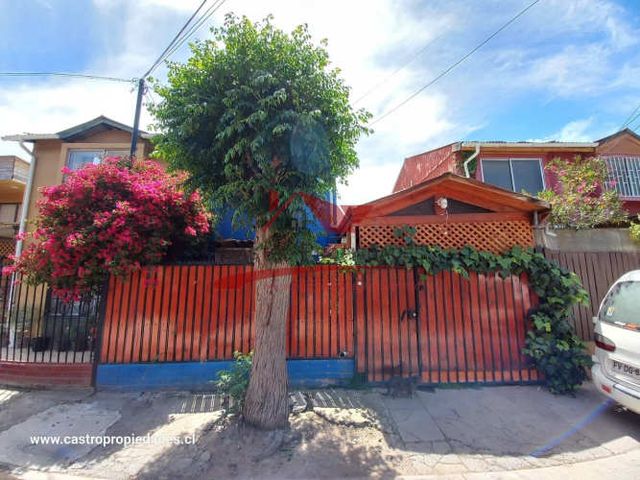Casa de Dos Pisos con 2 Dormitorios, 2 Baños, San Bernardo.