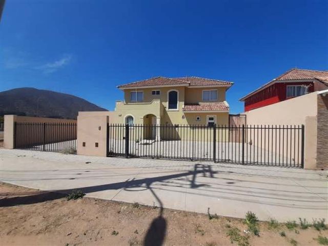 CASA Amplia casa esquina ideal para arriendo comercial en plena Avenida Raúl Bitrán. La Serena.