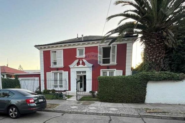 Casa 5 dormitorios, 3 baños, 2 estacionamientos