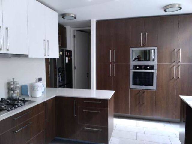 Casa de dos pisos en lo Barnechea con  vista