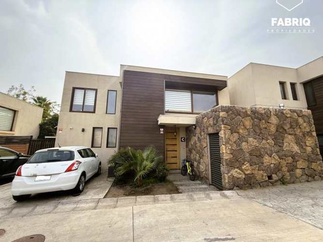 EXCELENTE CASA EN LA REINA 3DORM +3BAÑOS EN CONDOMINIO