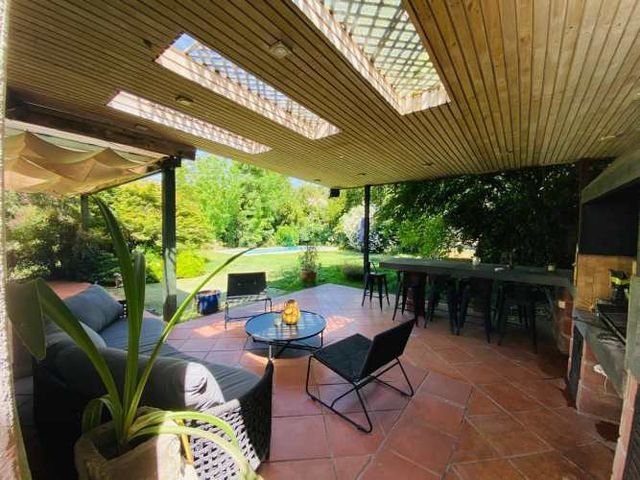 VENTA CASA PROVENZAL EN PIEDRA ROJA, 3D + SERVICIO + PISCINA + TERRAZA TECHADA + QUINCHO ¡A PASOS DEL COLEGIO SAN JOSÉ Y VERBO DIVINO!