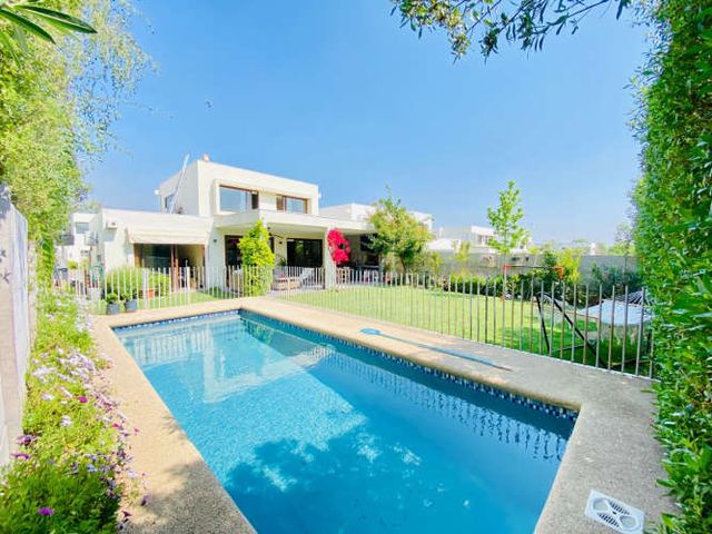 VENTA CASA MEDITERRÁNEA EN CONDOMINIO DE CHICUREO, 3D + 3B + PIEZA SERVICIO + TERRAZA + QUINCHO + PISCINA, AL LADO DEL COLEGIO SAN ANSELMO