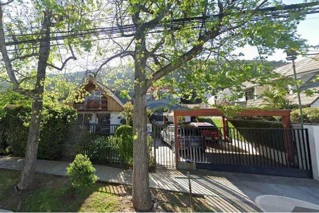 Casa con gran patio sector residencial las condes