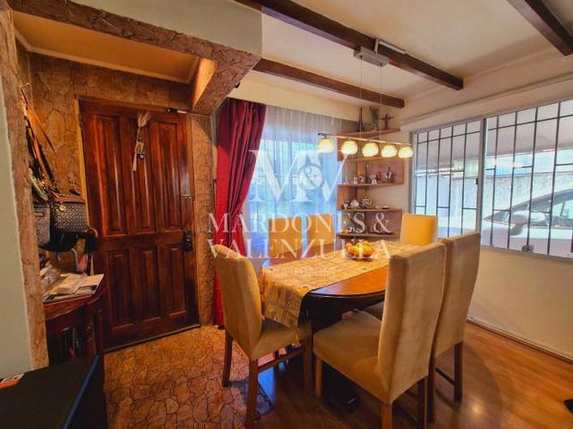 Hermosa casa de 2 pisos en Macul (138533)