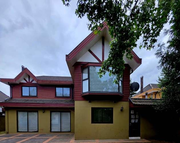 AMPLIA CASA DE 5 DORMITORIOS A PASOS DEL COLEGIO GREENHOUSE